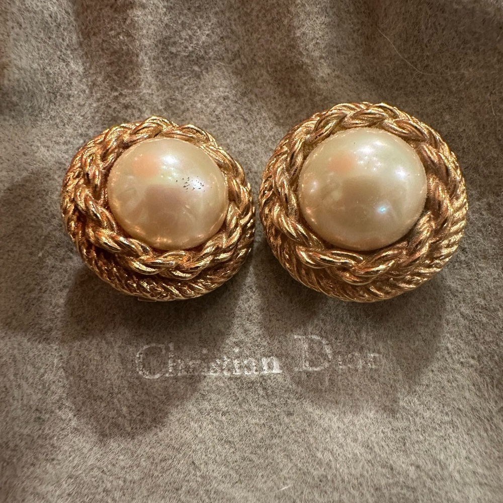 33) Christian Dior Vintage Pearl Clip-on Earrings - Picture 3 of 6